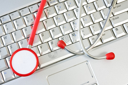 健康诊断一种在线医学或信息技术支持概念带有听诊器的计算机键盘图片