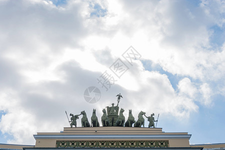 正方形圣彼得堡宫广场上总参谋部建筑的胜利雕塑英石旅行图片