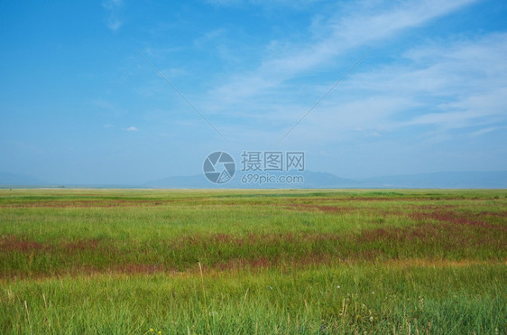 旅行荒野巴尔古津在俄罗斯布亚提的巴古津山谷地背景上草原图片