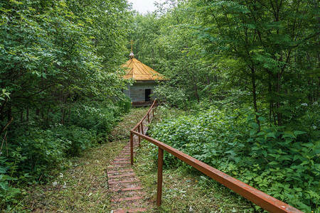 传统的俄罗斯雅拉夫地区乌格利奇Derevenky村附近的大烈士瓦尔拉圣泉村庄景观图片