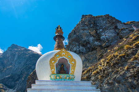 岩石佛教徒自然与尼泊尔喜马拉雅山和蓝天对峙的美丽白色石块图片
