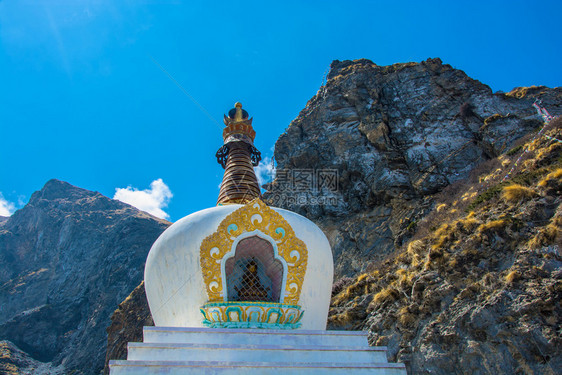 岩石佛教徒自然与尼泊尔喜马拉雅山和蓝天对峙的美丽白色石块图片