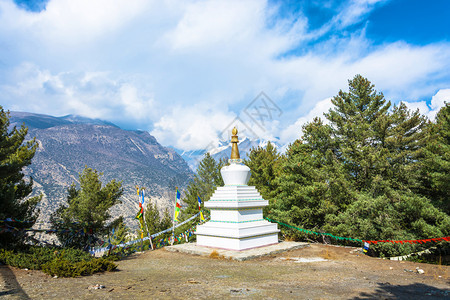 亚洲美丽的与尼泊尔喜马拉雅山和蓝天对峙的美丽白色石块寺庙图片