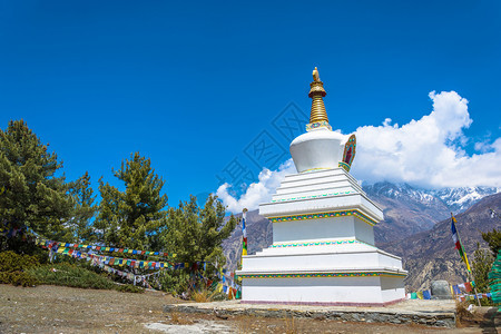 佛塔教徒美丽的与尼泊尔喜马拉雅山和蓝天对峙的美丽白色石块图片