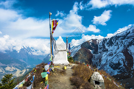 与尼泊尔喜马拉雅山和蓝天对峙的美丽白色石块亚洲自然白色的图片