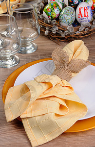 桌子一种复活节以兔子形式折叠成餐巾纸传统的图片