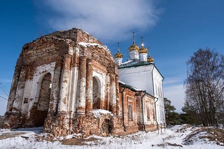 斯特罗米基诺建筑学圆顶伊凡诺沃地区Stromikhino村复活堂的恢复在阳光明媚的一天举行图片