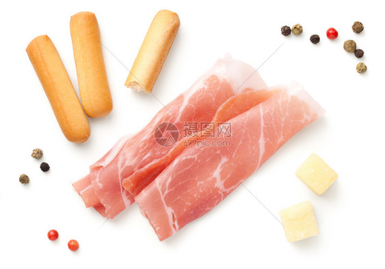 平坦的意大利开胃菜辣椒切片迷你加里西尼面包棒在白背景上隔离的坚硬奶酪片火腿小吃图片