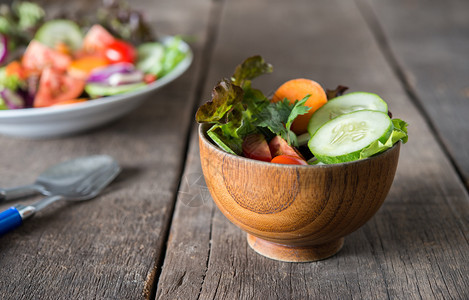 绿色美食碗木制背景新鲜蔬菜沙拉图片