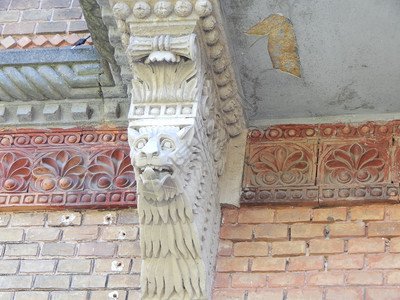 窗户拱城市的古典建筑石块细节和装饰图片