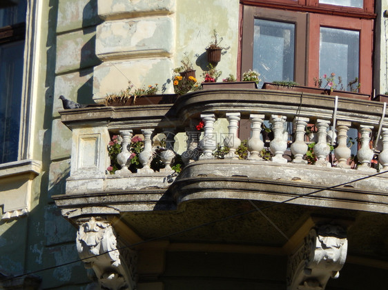 城市的古典建筑石块细节和装饰柱子窗图片