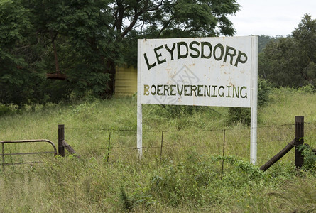 树木城市的南美洲以有停车场和餐厅标志的老金矿村Ledsdorp图片