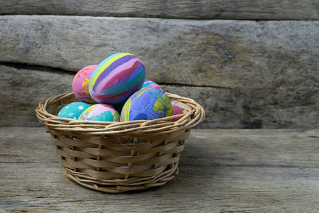 丰富多彩的季节桌子复活鸡蛋在木制篮子上图片