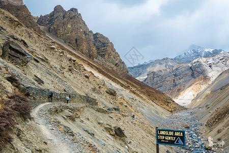 旅行冒险在美丽的喜马拉雅山上勇敢的观光者春天在尼泊尔范围图片