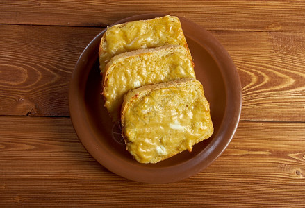 稀有比特英语小吃WelshRarebit配有融化的切达干酪奶A的烤面包图片