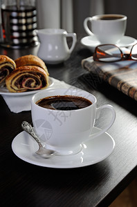 早餐咖啡和甜点面包图片