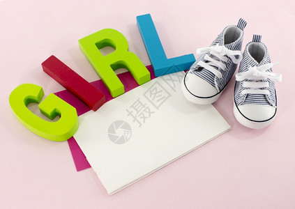 几个月鞋带字母女孩的婴儿鞋可爱图片