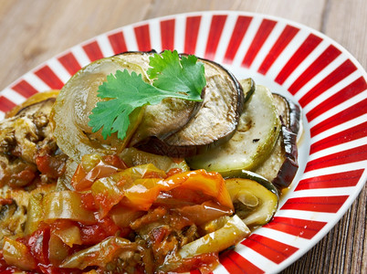 烘烤蔬菜BYALDI传统法国菜盘的变异茄子图片