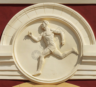 留守者浅浮雕在白俄罗斯明克Dynamo体育场墙上运动员的巴斯救济站跑背景图片