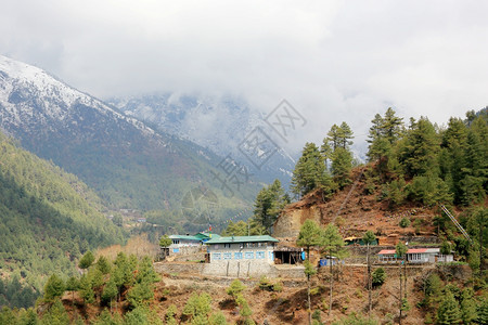 尼泊尔喜马拉雅山上云层移动的向亚洲景观天空图片