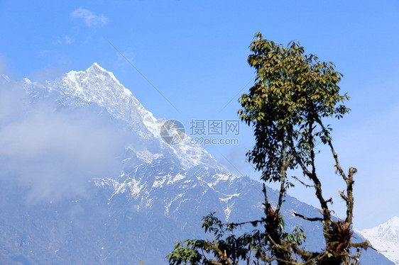 白色的亚洲全景尼泊尔喜马拉雅山上云层移动的向图片