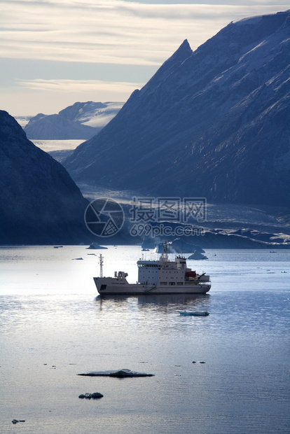 格陵兰09217东格陵兰唐克士比松西北Fjord的旅游破冰者MVGrigoriyMikheev景观海洋船图片