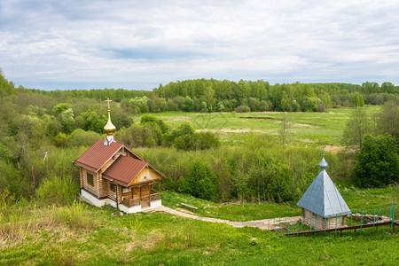 俄罗斯伊凡诺沃州Mikhailovskoye村附近的奇迹工作者Leontius神圣来源的全景靠近屋顶森林图片