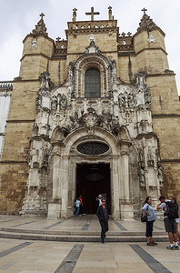 在葡萄牙科英布拉历史中心Coimbra有哥特曼努埃尔尼恩和文艺复兴灵感的圣克鲁斯修道院广场再生叉正方形图片