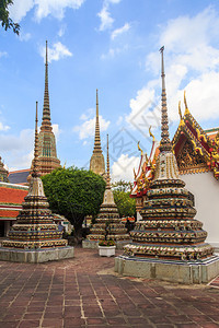 游客海伦泰国曼谷WatPho的Stupas切图蓬图片