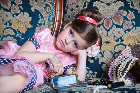 一个女孩在沙发上玩弄她母亲的首饰澳大利亚德鲁克模式一种图片