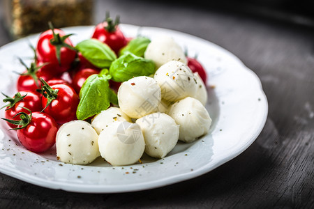 新鲜西红柿配有马扎里拉和新巴西尔小吃奶酪素食主义者图片