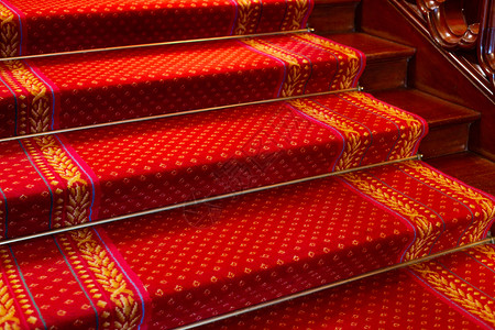 滑稽颜色艺术红维多利亚地毯在桃木楼梯上图片