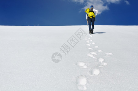 雪山登山的年轻人图片