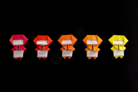 文化黑背景上的亲手制造Origami忍者儿童颜色日本图片