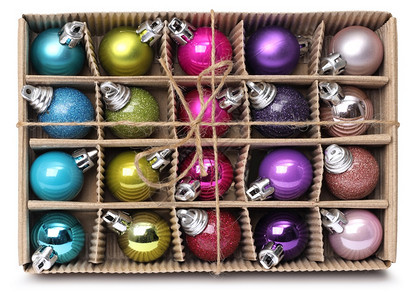 装饰风格假期有丝带的纸板盒中充满多彩的圣诞装饰球包裹图片