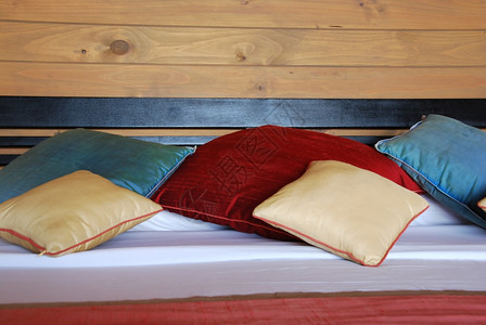 内部的装饰风格现代旅馆卧室的彩色枕头和装饰自在图片