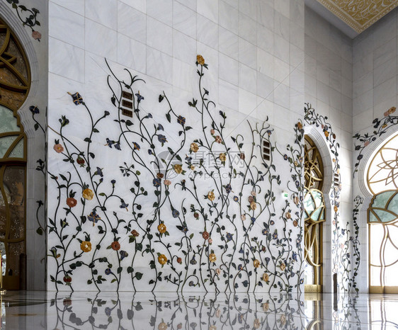 墙壁持续时间内部的阿联酋布扎比SheikhZayedGrand清真寺内墙装饰着错综复杂的花纹图片