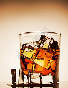 红色的玻璃威士忌杯加冰梯度底的一种图片