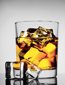 白兰地一种圆杯威士忌冰在梯度背景上威士忌酒图片