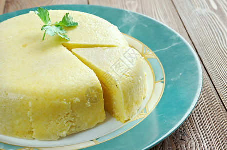 美味的Mamaliga由黄玉米面粉制成的粥罗马尼亚摩尔多瓦和乌克兰西部的传统覆盖卡查马克图片