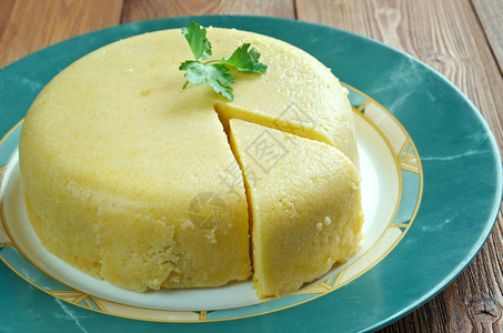 Mamaliga由黄玉米面粉制成的粥罗马尼亚摩尔多瓦和乌克兰西部的传统普利什卡玉米粥图片