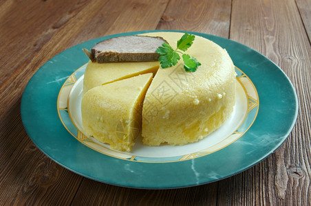 制作Mamaliga由黄玉米面粉制成的粥罗马尼亚摩尔多瓦和乌克兰西部的传统黄色酱图片