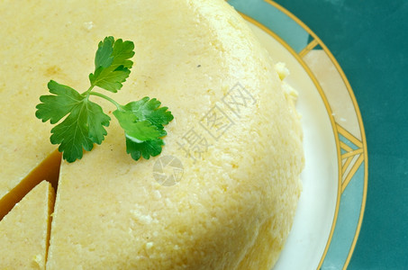 稀饭Mamaliga由黄玉米面粉制成的粥罗马尼亚摩尔多瓦和乌克兰西部的传统覆盖制作图片