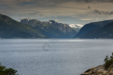斯堪的纳维亚语Sognefjord在诺威州山和大海为背景夏天欧洲图片