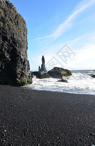 岩层冰岛维克的海堆和黑沙滩栈雷尼斯德兰格图片