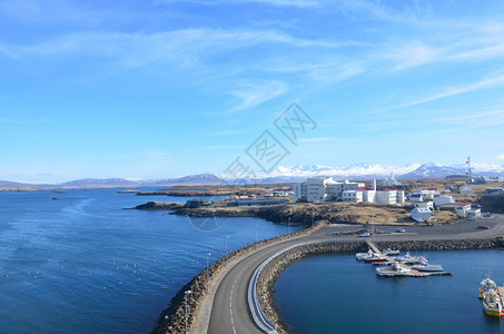 苏甘迪西小心由石块制成的管道连接Stykkisholmur到冰岛的Sugandisey港口图片