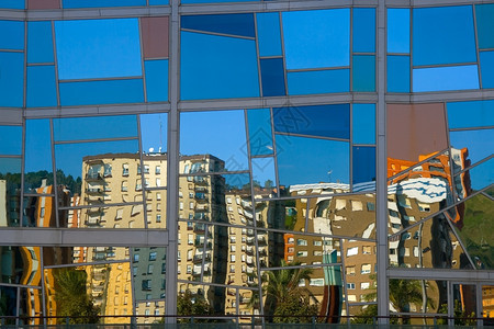 比斯凯亚在西班牙比斯卡亚毕尔巴鄂尤斯卡杜纳宫的反射玻璃城市图片