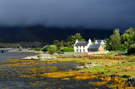 赫布里底群岛苏格兰美丽的风景在水上有一栋房子的苏格兰屋远足图片
