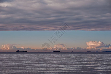 导航商人帆海景日落时乘船海景天空覆山丘背景图片