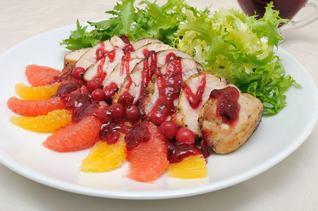 莴苣去皮食物橙子和葡萄汁生菜叶中用红莓酱做的烤肉片图片